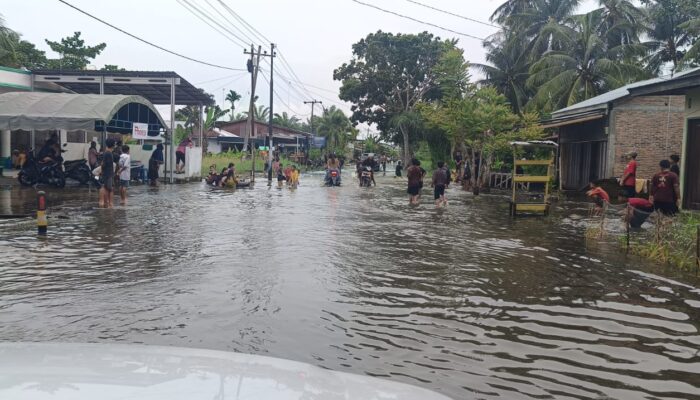 Banjir Rendam 2.350 Rumah di Sergai, Warga Bertahan di Rumah Meski Air Belum Surut.