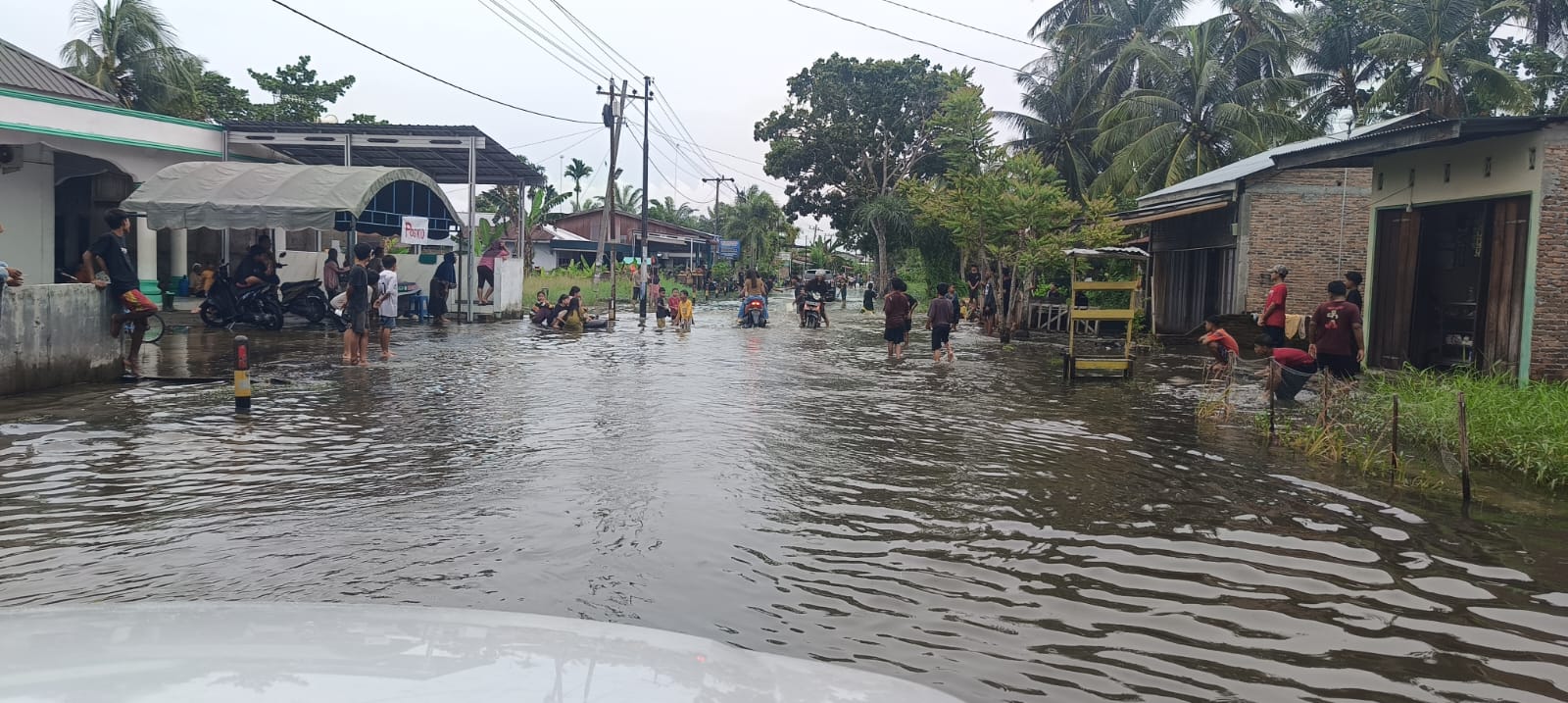 Banjir Rendam 2.350 Rumah di Sergai, Warga Bertahan di Rumah Meski Air Belum Surut.