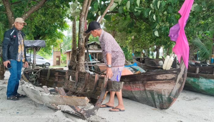 Badai Dahsyat Terjang Pesisir Sergai, Puluhan Sampan Nelayan Hancur Dihantam Ombak Besar.