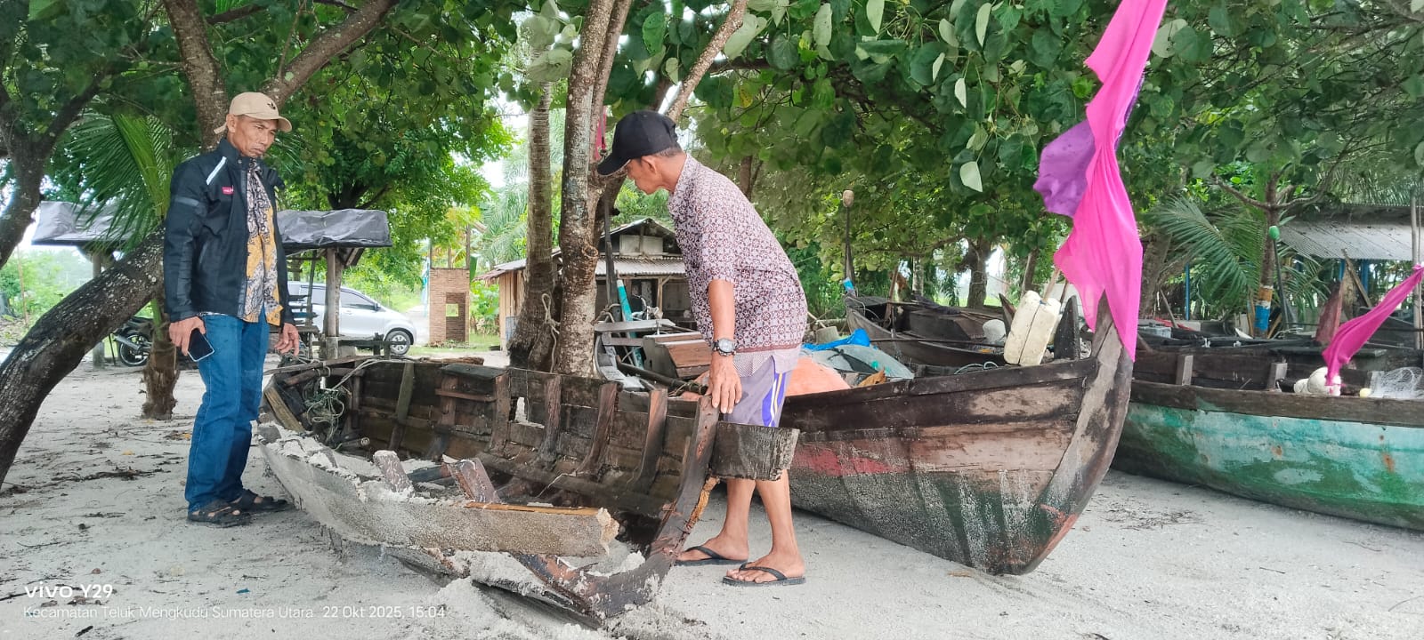 Badai Dahsyat Terjang Pesisir Sergai, Puluhan Sampan Nelayan Hancur Dihantam Ombak Besar.