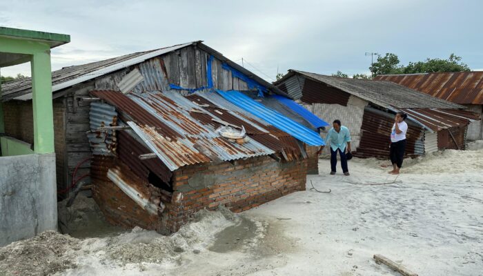 Abrasi dan Ombak Besar Hantam Pesisir Sergai: Nelayan Terpaksa Berhenti Melaut, 30 Rumah Rusak, Warga Mengungsi ke Masjid.