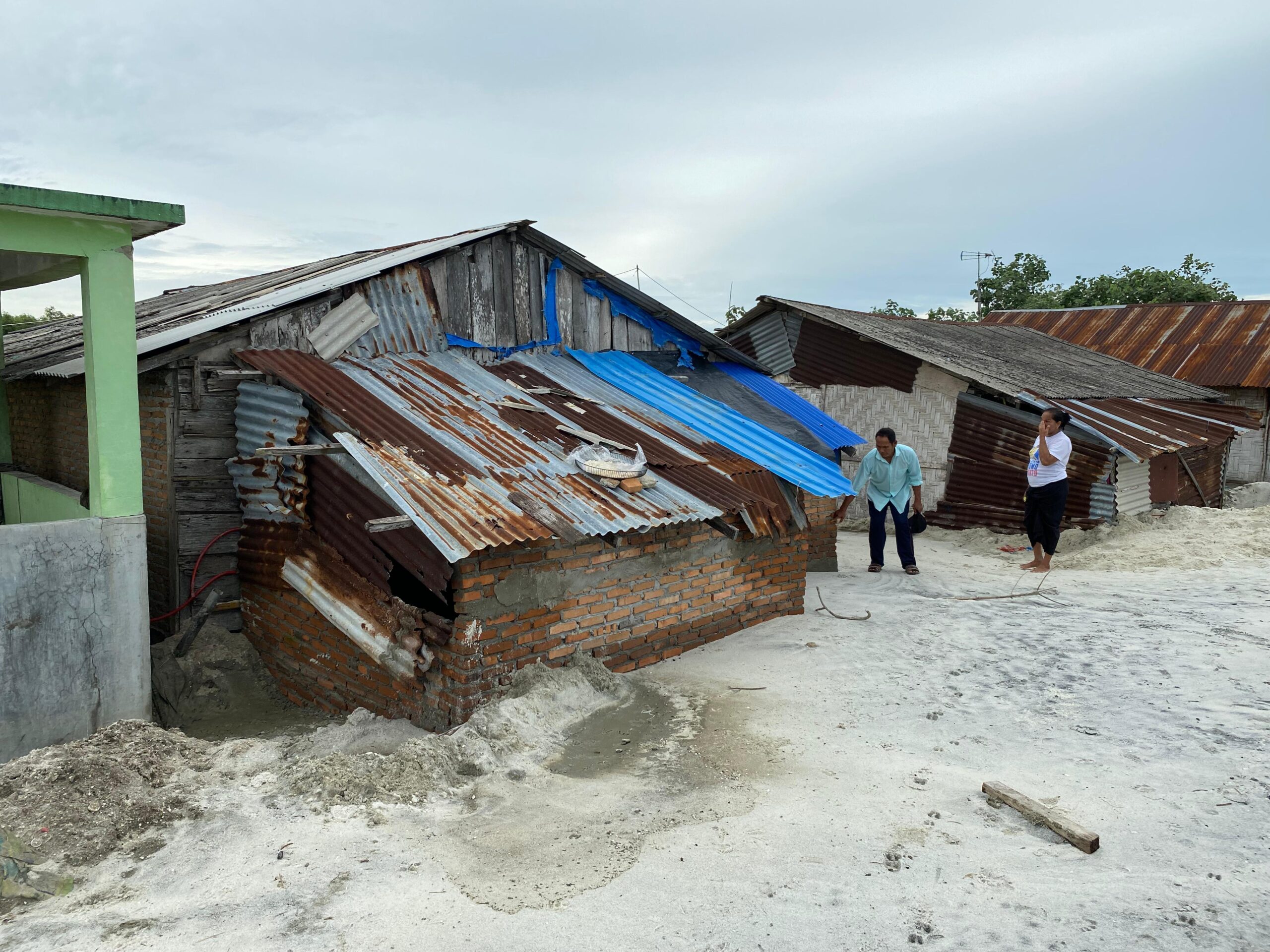 Abrasi dan Ombak Besar Hantam Pesisir Sergai: Nelayan Terpaksa Berhenti Melaut, 30 Rumah Rusak, Warga Mengungsi ke Masjid.