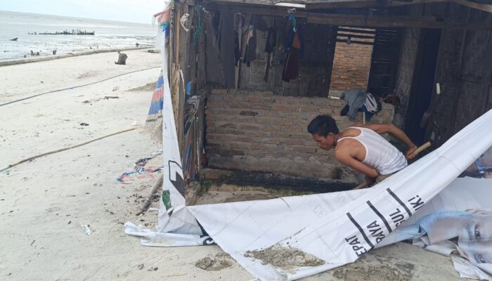 Rumah Terkikis, Pasir Masuk ke Ruang Tamu: Warga Bagan Kuala Bertahan di Tengah Abrasi yang Terus Menggerus.