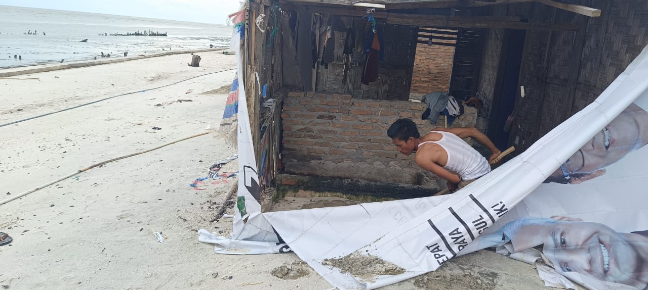 Rumah Terkikis, Pasir Masuk ke Ruang Tamu: Warga Bagan Kuala Bertahan di Tengah Abrasi yang Terus Menggerus.