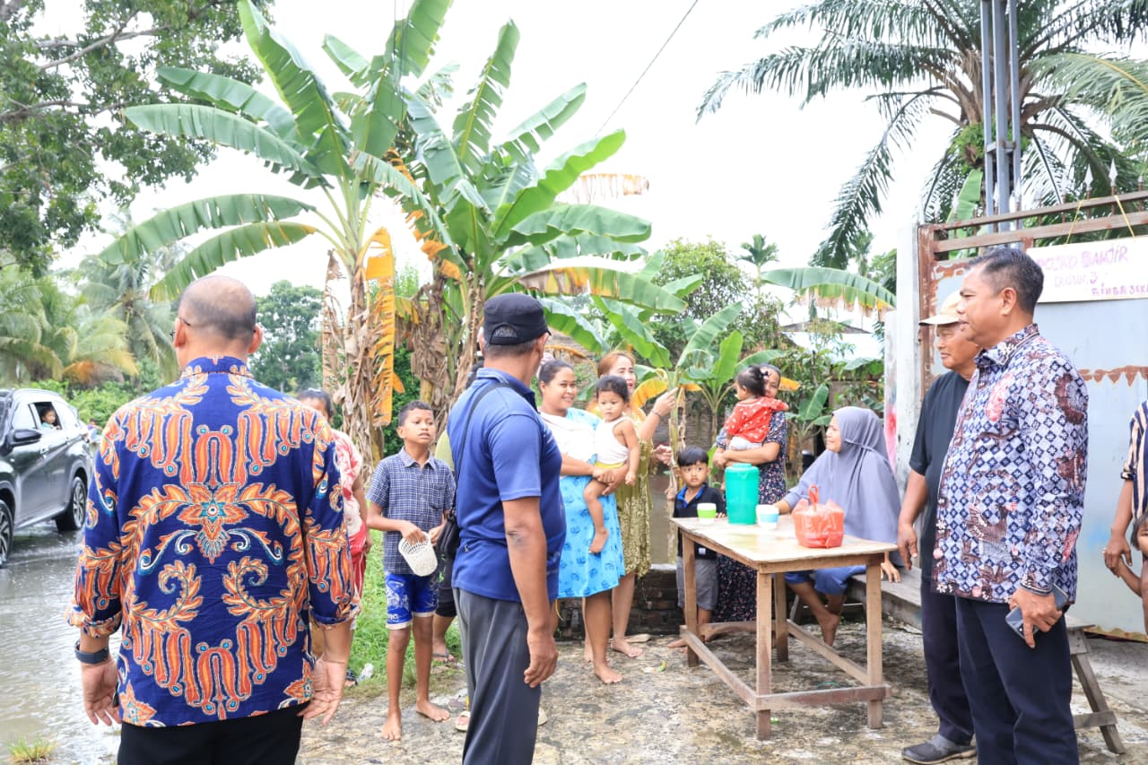Bupati Sergai Tinjau Lokasi Banjir dan Kebakaran, Warga Terima Bantuan