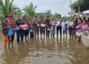 Dari Rumah ke Rumah, Camat Tanjung Beringin Salurkan Bantuan Banjir untuk Warga yang Bertahan di Tengah Banjir.