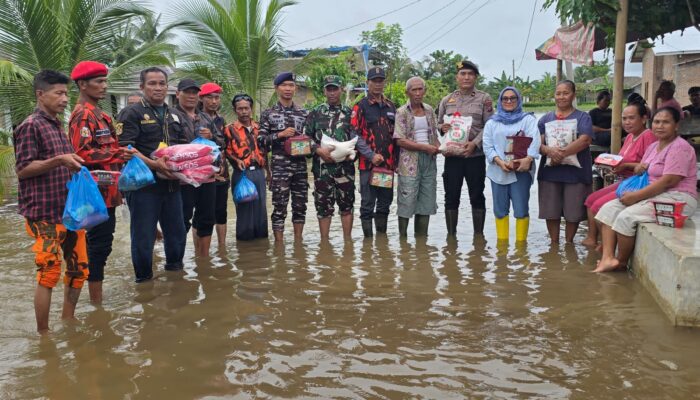 Dari Rumah ke Rumah, Camat Tanjung Beringin Salurkan Bantuan Banjir untuk Warga yang Bertahan di Tengah Banjir.
