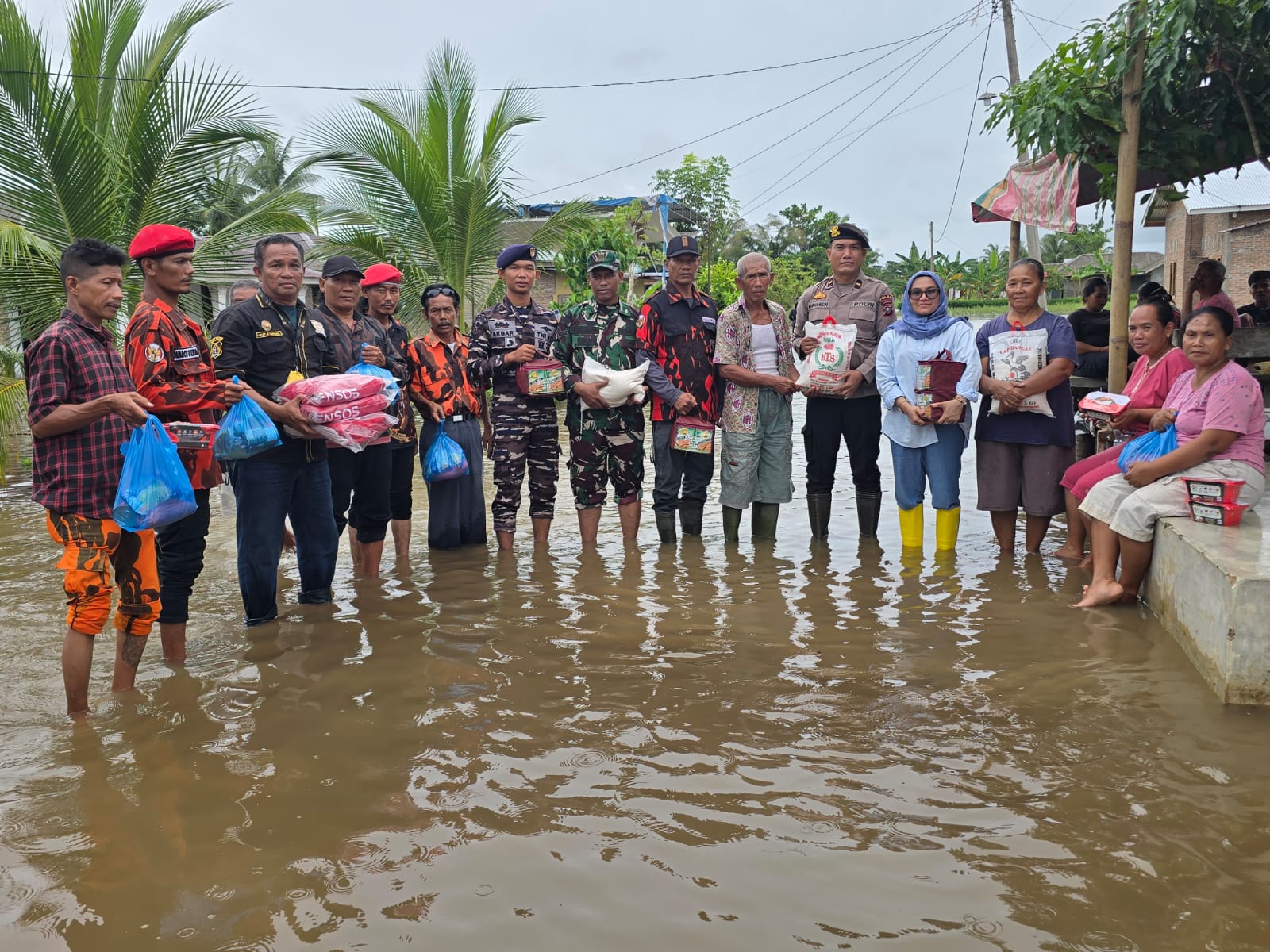 Dari Rumah ke Rumah, Camat Tanjung Beringin Salurkan Bantuan Banjir untuk Warga yang Bertahan di Tengah Banjir.