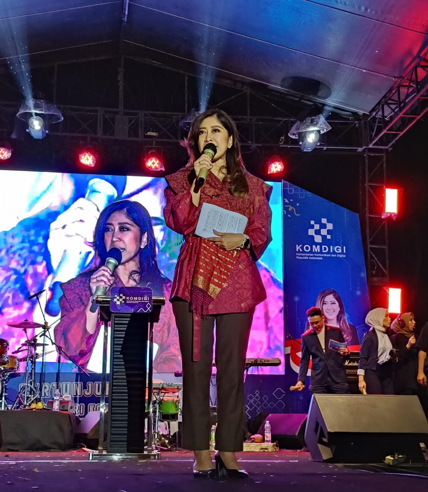 Menkomdig RI Minta Orang Tua Awasi Penggunaan Internet Anak.