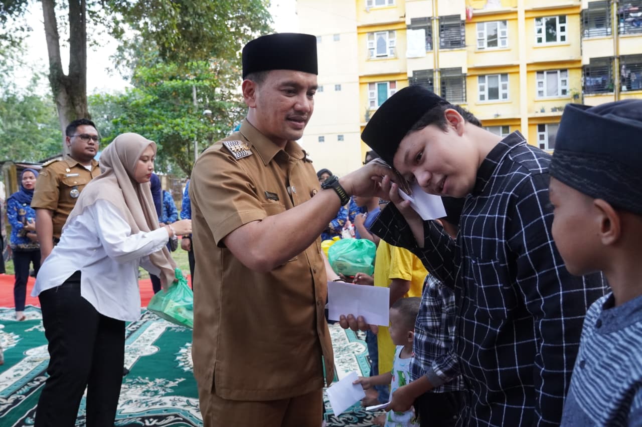 Bentuk Rasa Syukur di Ultah ke 43 Tahun, Walikota Iman Irdian Saragih Santuni Anak Yatim dan Piatu di Rusunawa