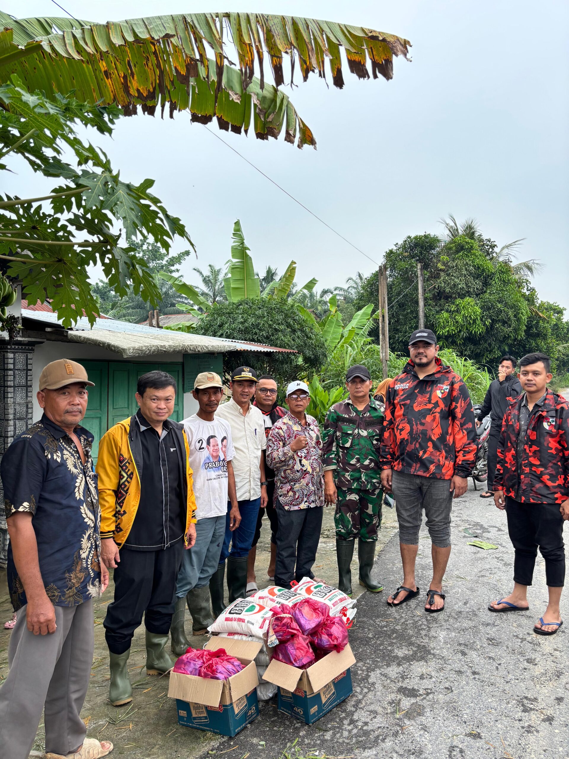 Gerak Cepat MPC Pemuda Pancasila kab.Serdang Bedagai Berikan Bantuan 200 Lebih Paket Sembako Kepada Warga Terdampak Banjir.