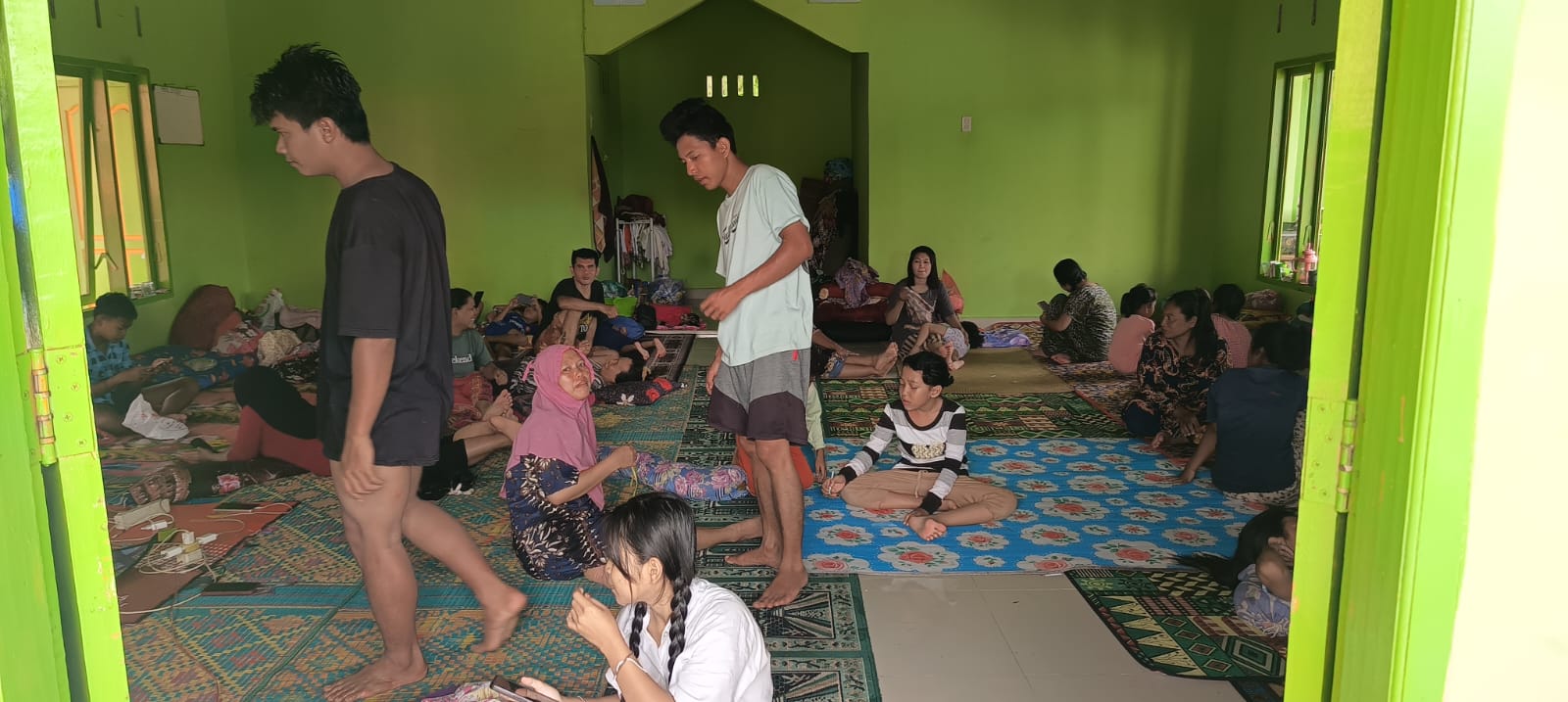 “Gatal, Kedinginan, dan Tak Terjangkau Medis Jeritan Pengungsi Banjir Sergai di Tengah Malam yang Dingin”.