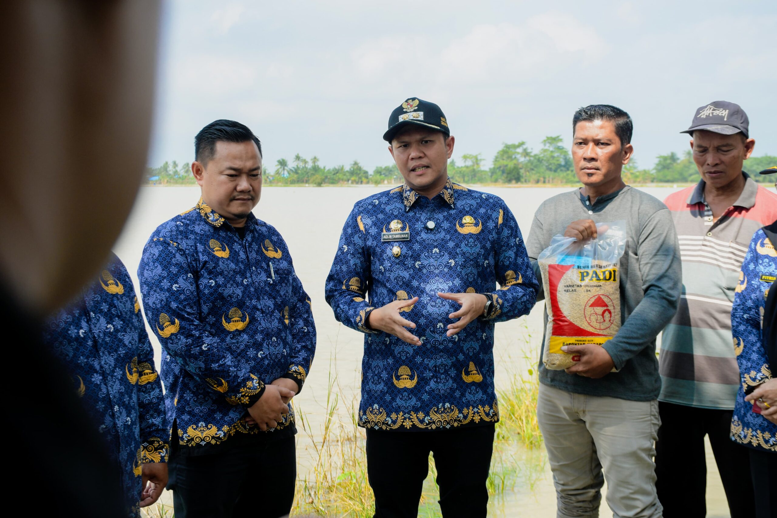 13 Ribu Hektar Sawah Terendam, Wabup Sergai Serahkan Bantuan Bibit ke Petani Terdampak Banjir.