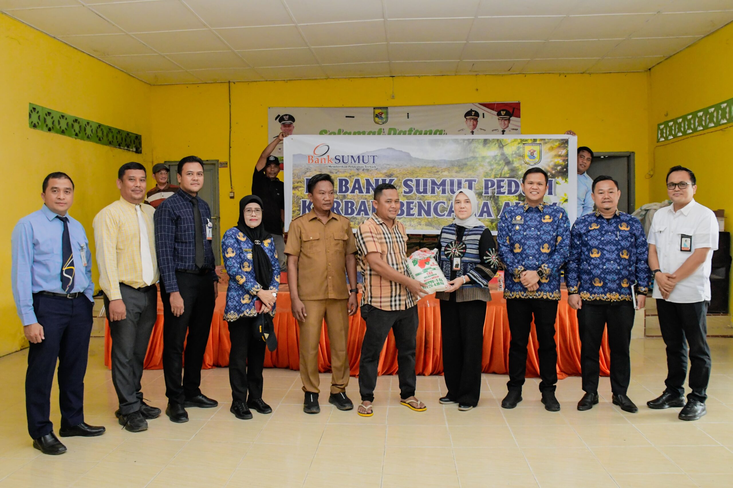 Peduli Banjir, Bank Sumut Salurkan 200 Paket Sembako di Desa Sei Rejo .