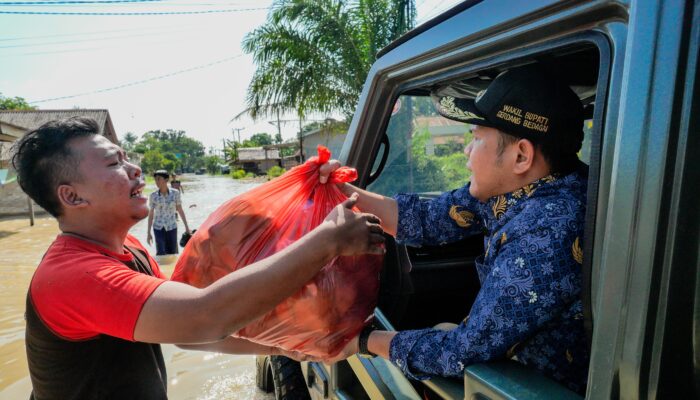Tinjau Banjir di Tanjung Beringin, Wabup Adlin Tambunan Salurkan 8,5 Ton Beras untuk Warga.