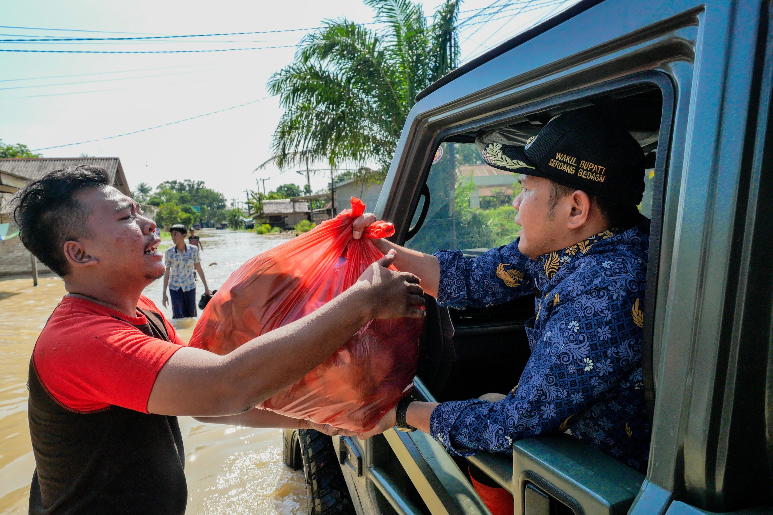Tinjau Banjir di Tanjung Beringin, Wabup Adlin Tambunan Salurkan 8,5 Ton Beras untuk Warga.