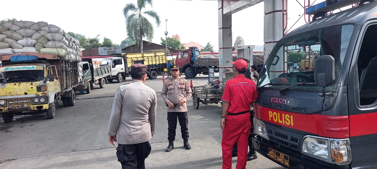 Polres Tebing Tinggi Himbau Warga Tertib di SPBU, Akses Jalan Terganggu Pasca Banjir Hingga Penyaluran BBM Terhambat