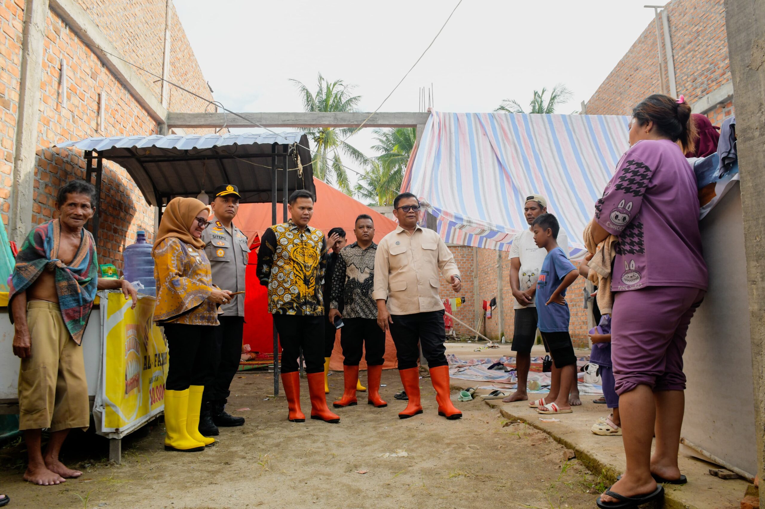 Pemkab Sergai bersama Deputi BGN Salurkan MBG Bagi Masyarakat Terdampak Banjir.