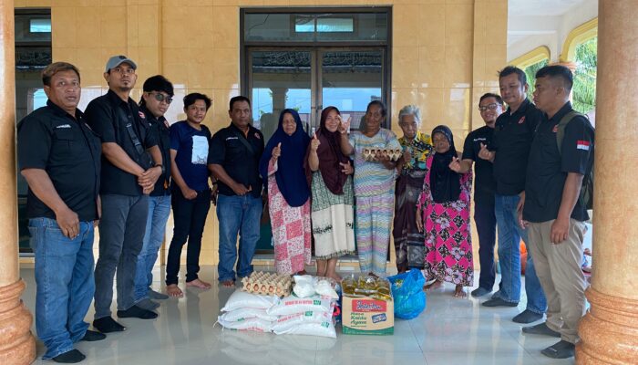 Forwakum Sergai Salurkan Bantuan ke Pengungsi Banjir, Lansia Menangis Haru di Posko Masjid H. Muhammad Iyen Atim.