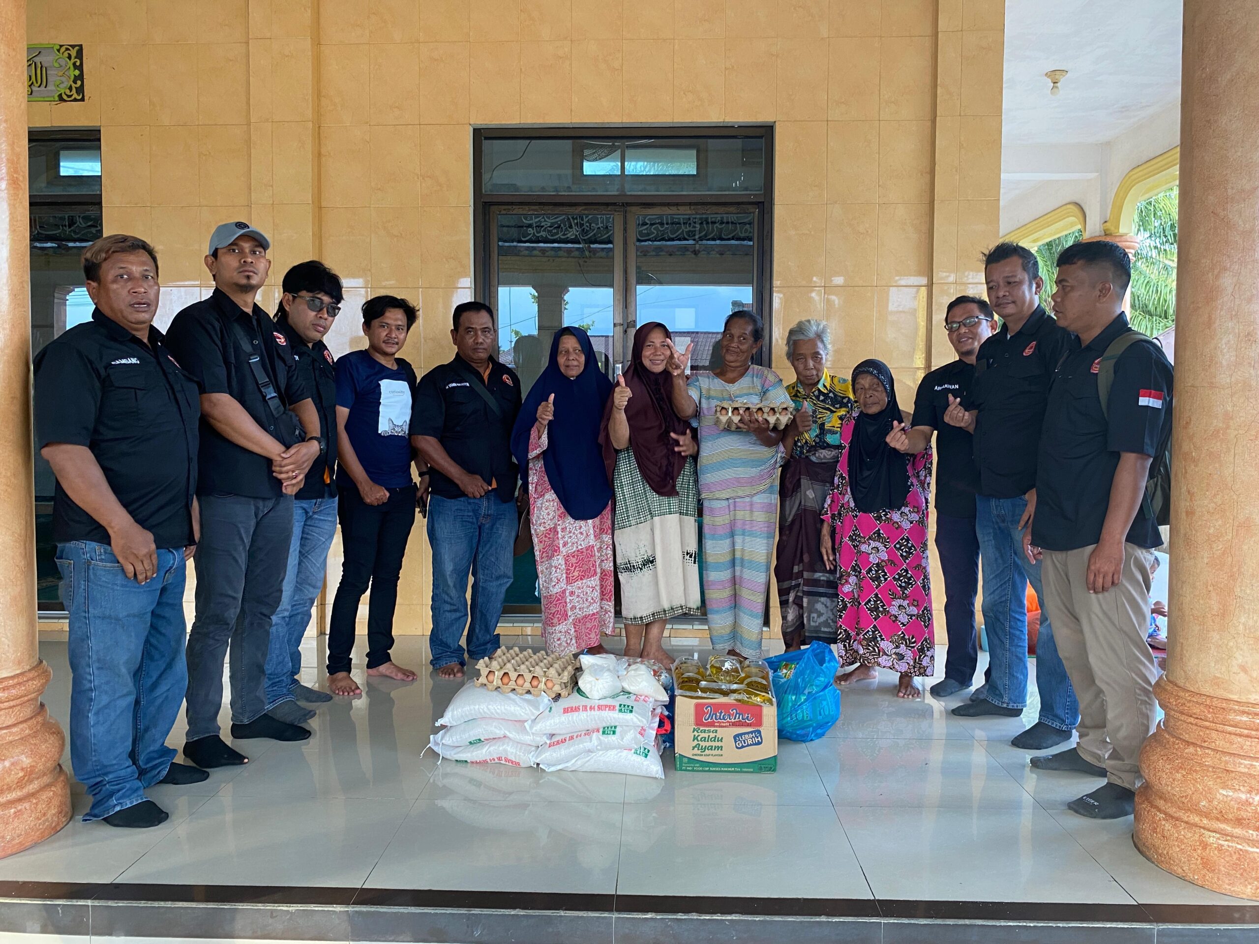 Forwakum Sergai Salurkan Bantuan ke Pengungsi Banjir, Lansia Menangis Haru di Posko Masjid H. Muhammad Iyen Atim.