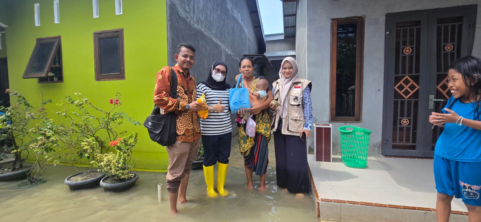 Tak Kenal Lelah, Nurchinta Kembali Salurkan Bantuan Dari Deputi BGN ke Korban Banjir.