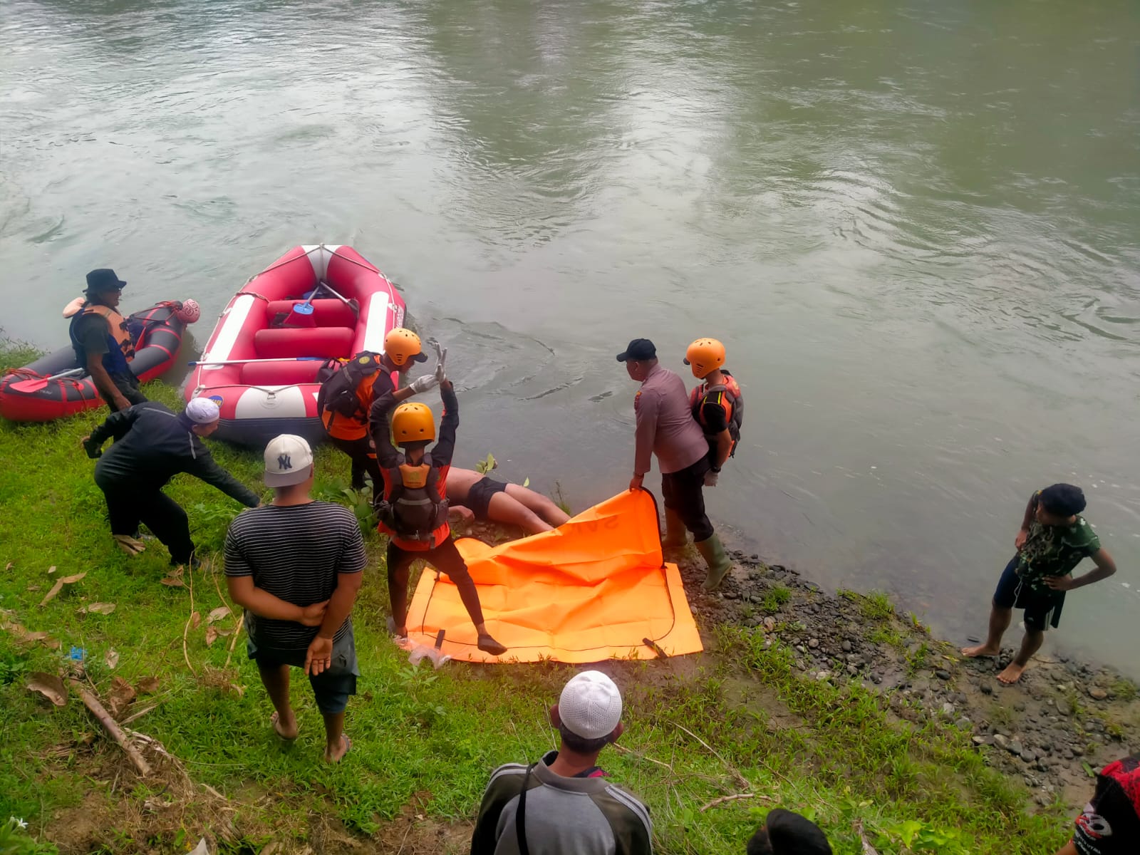 Pelajar Hanyut di Sungai Bahbolon Ditemukan, Polsek Sipispis Lakukan Evakuasi