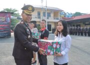 Simbolis, Bingkisan Nataru Kapolres Tebing Tinggi Diserahkan Buat Personel dan Wartawan