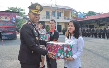 Simbolis, Bingkisan Nataru Kapolres Tebing Tinggi Diserahkan Buat Personel dan Wartawan Simbolis, Bingkisan Nataru Kapolres Tebing Tinggi Diserahkan Buat Personel dan Wartawan