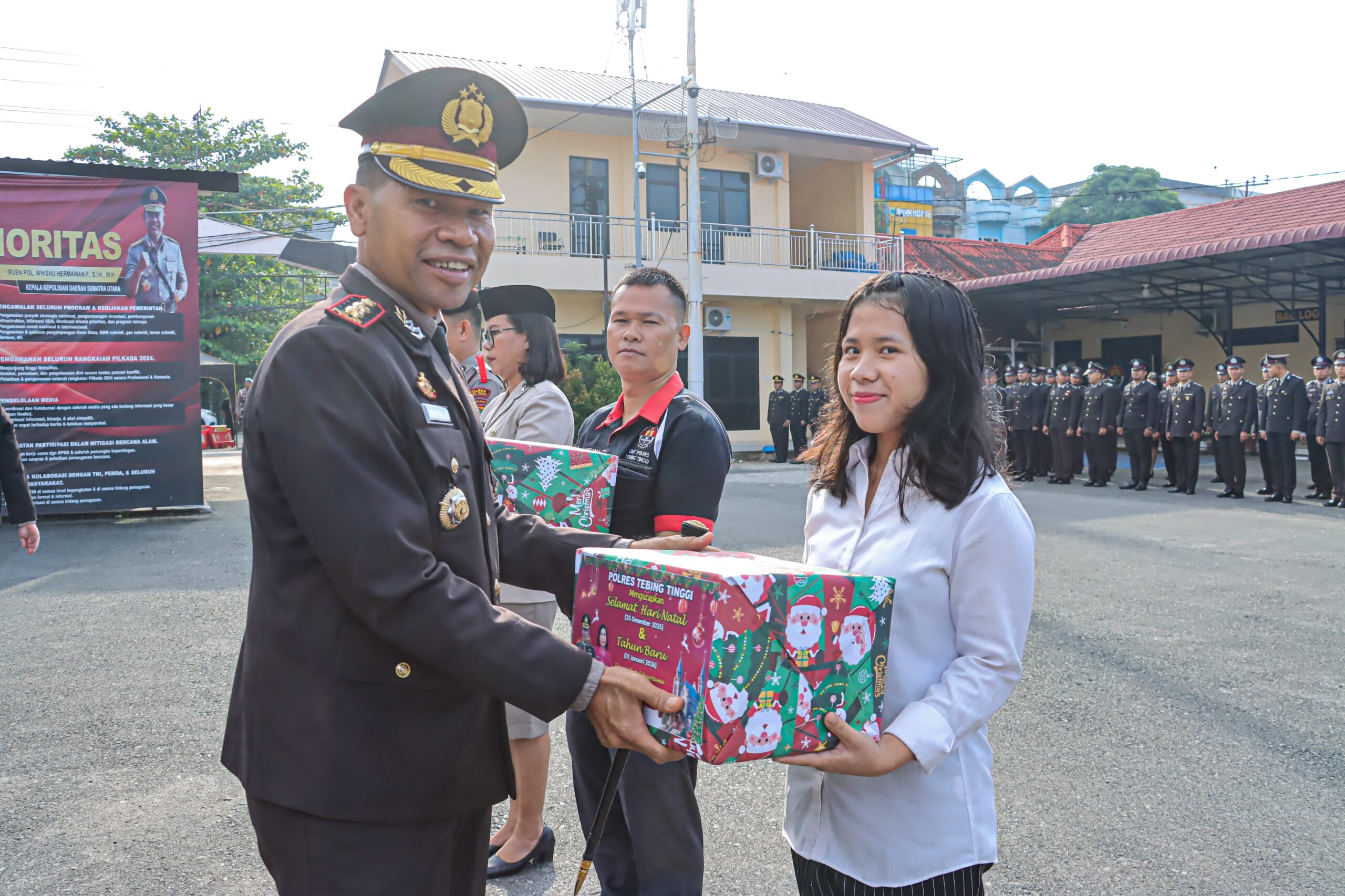 Simbolis, Bingkisan Nataru Kapolres Tebing Tinggi Diserahkan Buat Personel dan Wartawan