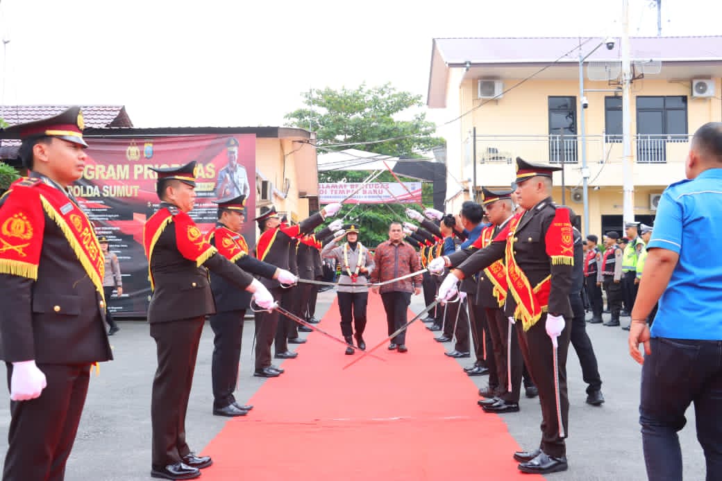 Pedang Pora dan Pengalungan Bunga Warnai Pisah Sambut Kapolres Tebing Tinggi