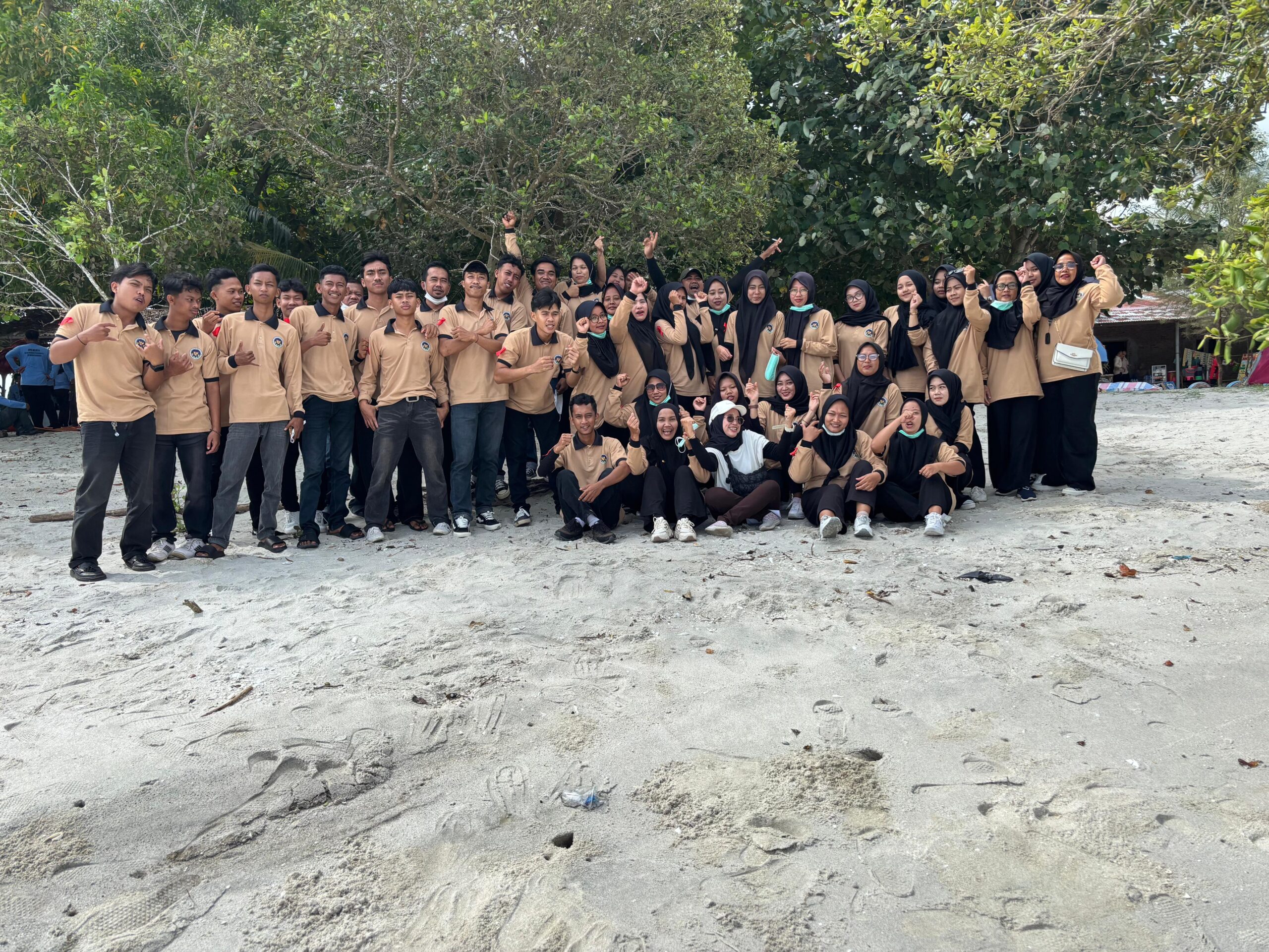 50 Relawan SPPG Desa Nagur Hadiri Family Gathering SPPG se-Sergai di Pantai Bogak Indah.
