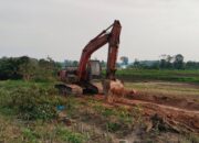 Aktivitas Galian C Tanah Urug Diduga Ilegal Lintasi Areal PTPN IV di Sergai.