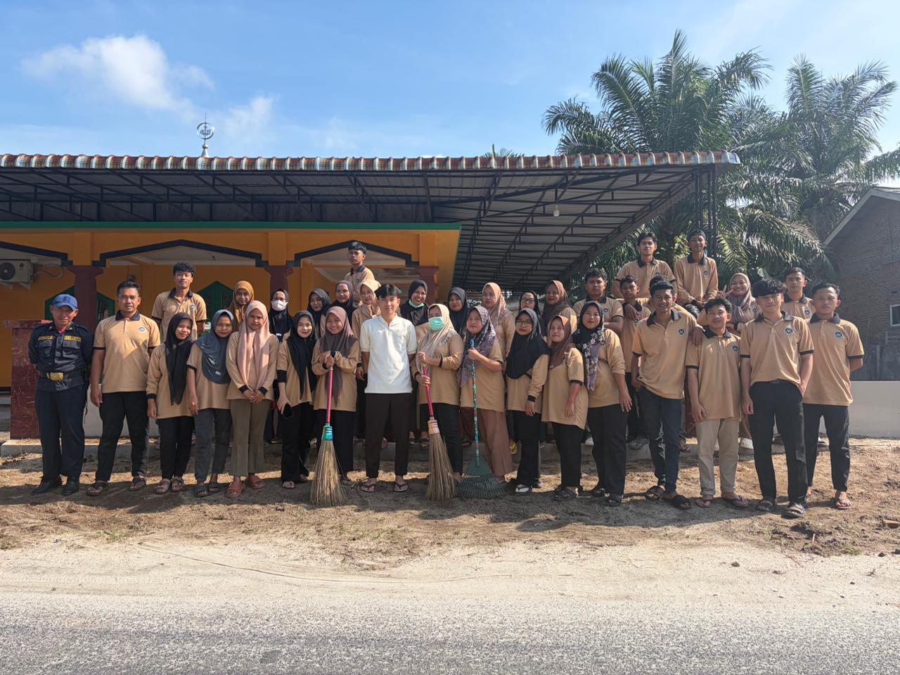 SPPG Desa Nagur Gelar Korve Kebersihan, Program Dukung Indonesia ASRI.