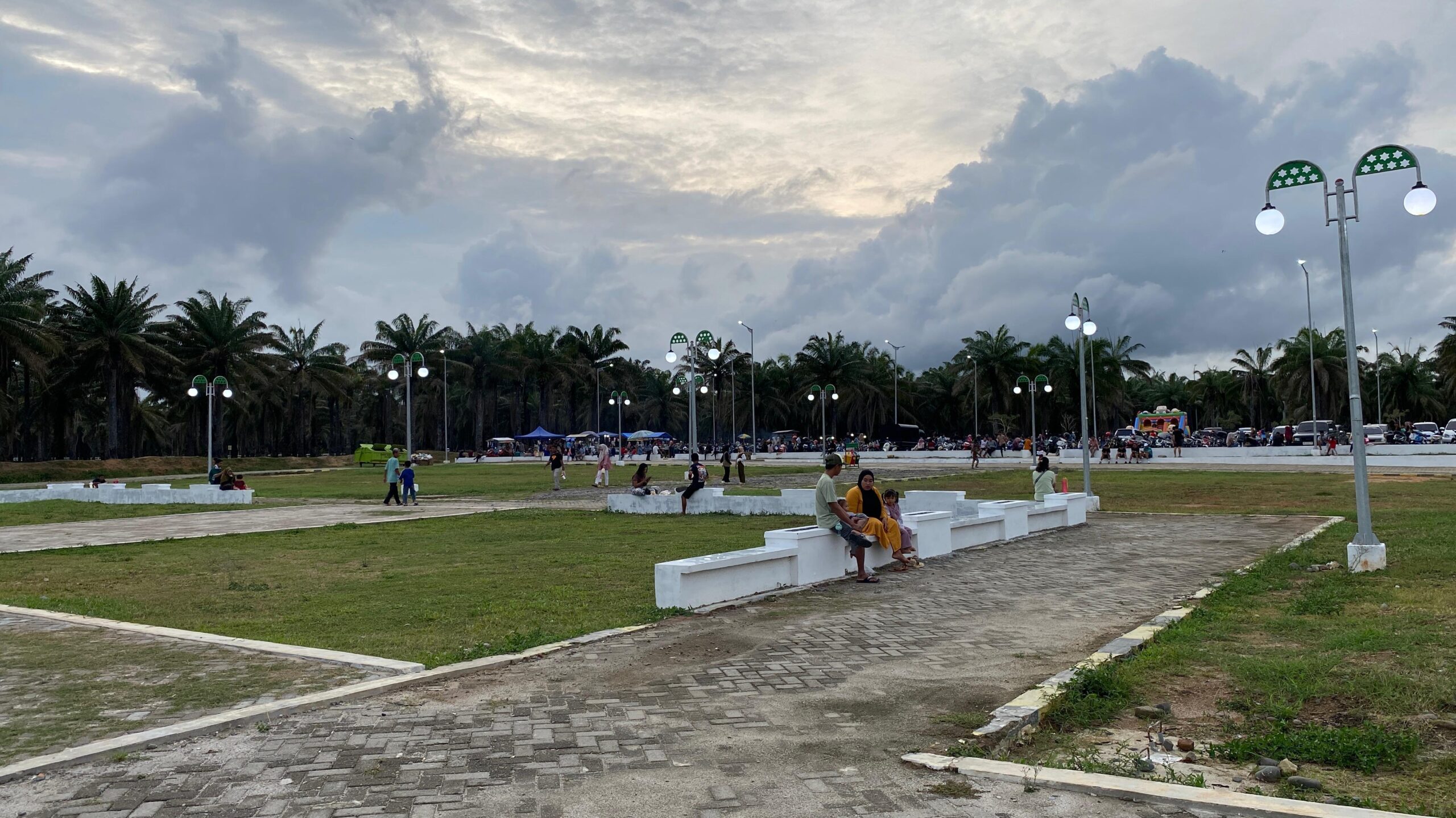 Alun-alun Serdang Bedagai menjadi ruang publik yang ikonik ramah untuk keluarga dan menjadi arena olahraga serta tempat diskusi public, Selasa (17/2/2026)